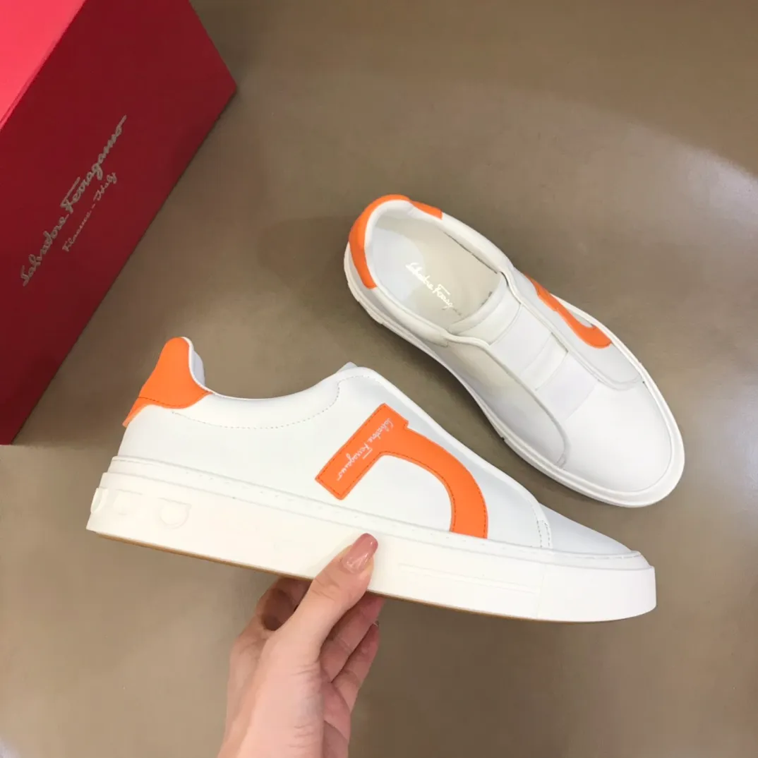 p400【Salvatore Ferraga**】New men's low-top casual shoes! Top-quality cow products, original lasts, made of imported cowhide, first-class texture, first-layer sheepskin lining! Original outsole! The details are exquisite and the style is versatile and upscale! Decorated with a three-dimensional Gancini logo, the back of the tongue and lace-up piping add a pop of color. The high-tech sole features a holographic pattern and Gancini details, making it ideal for a practical yet stylish everyday look. Code number 38-44 (45 can be customized)